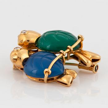 A Cartier brooch in 18K gold set with green and blue chalcedony and round brilliant-cut diamonds.