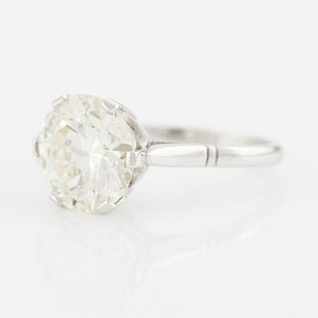 A platinum ring with a round brilliant-cut diamond.