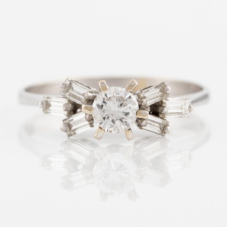 Ring, 14K white gold with brilliant-cut and baguette-cut diamonds.