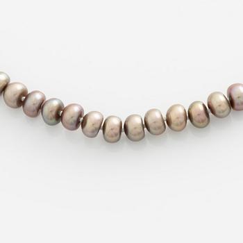 Pearl necklace with cultured freshwater pearls, silver clasp.