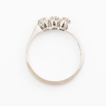 Ring, 18K vitguld med tre briljantslipade diamanter.