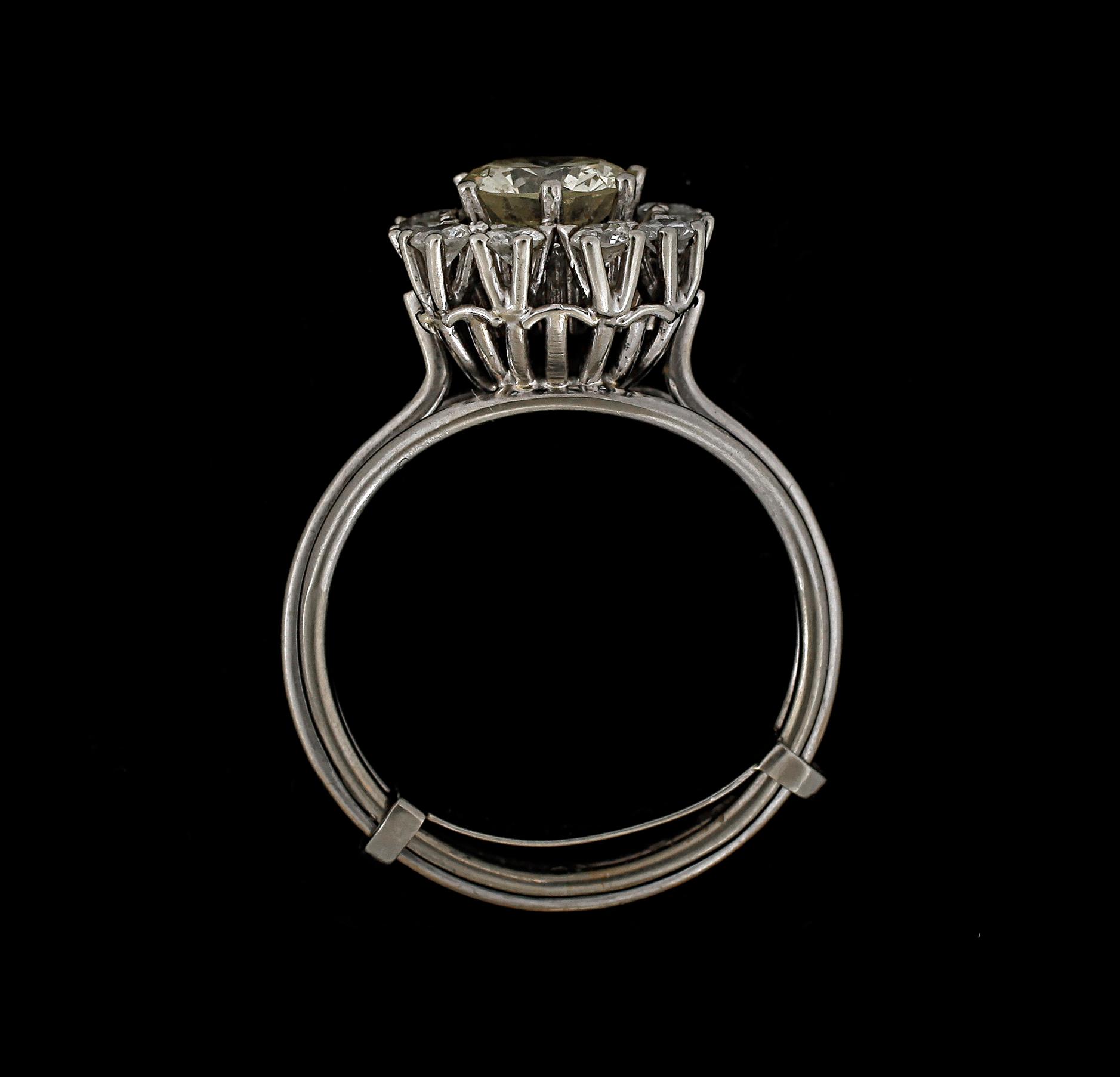 RING, guld 18 k, briljantslipad diamant ca 1,50 ct, samt 10 mindre briljanter, 0,6 ct. Vikt ca 6 g.