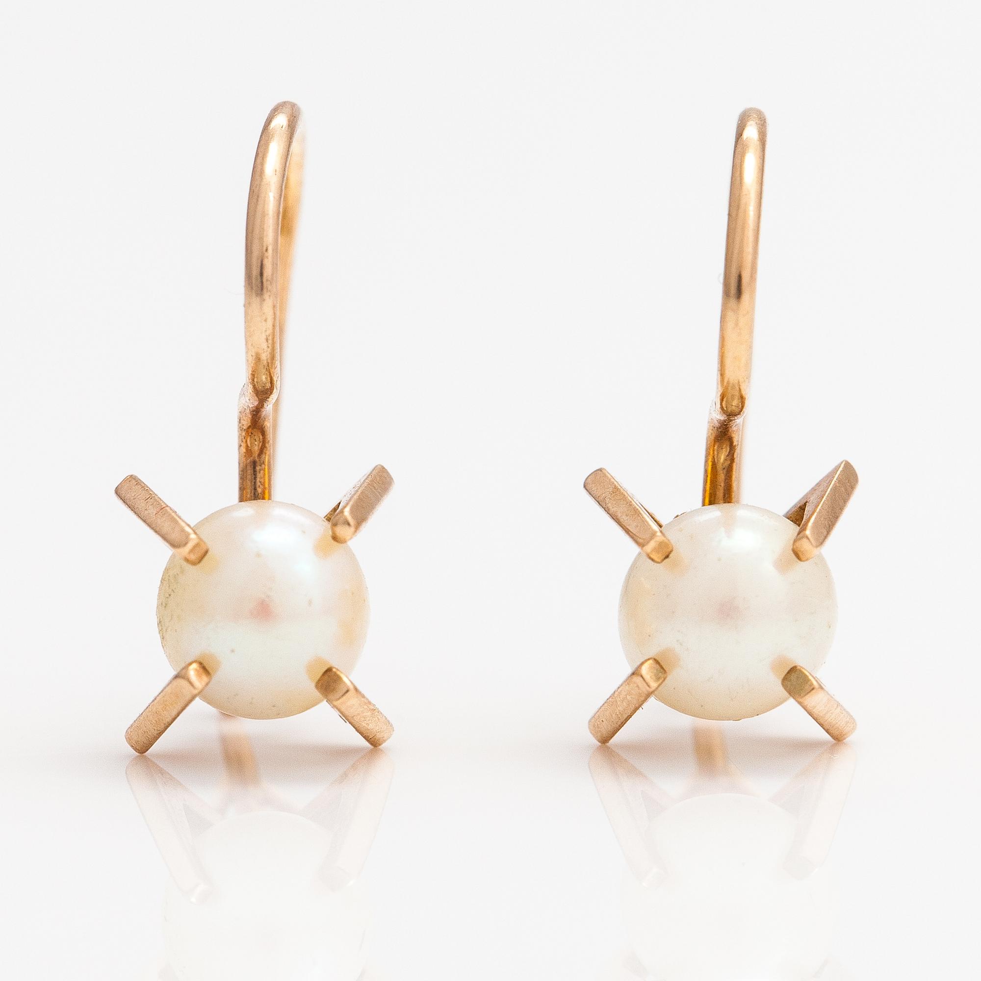 Elis Kauppi, A pair of 14K gold earrings with cultured pearls. Kupittaan kulta, Turku.