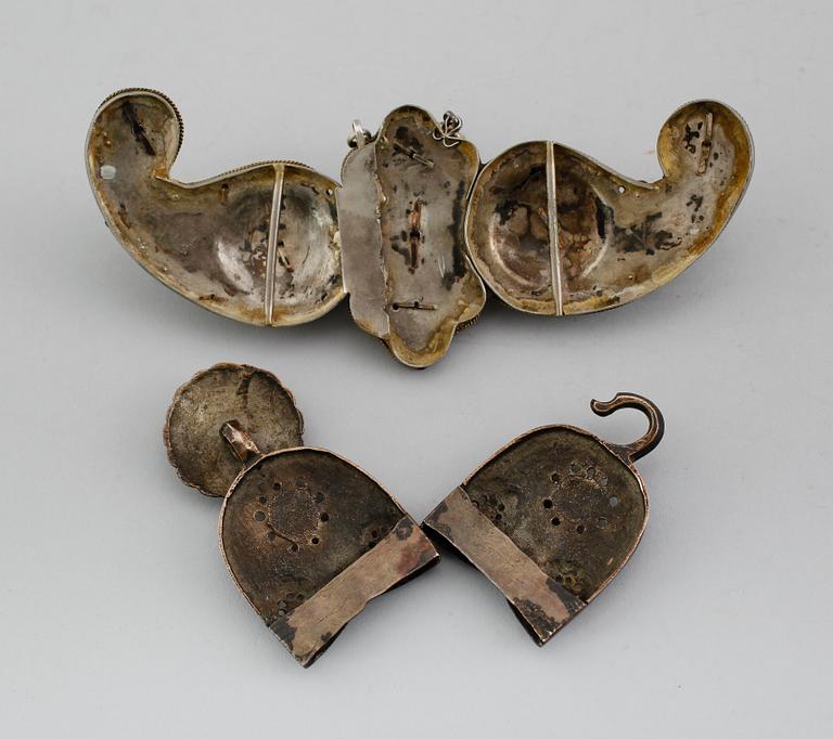 DRÄKTSPÄNNEN, 2 st, allmoge, sannolikt Norge, 1800-/1900-tal.