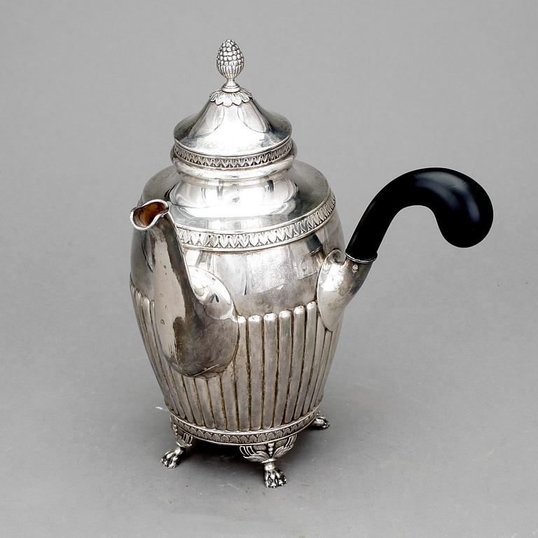 KAFFEKANNA, silver, Bernhard Nertz, Stockholm, 1910. Vikt ca 465g.