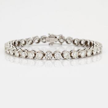 A TENNIS BRACELET set with round brilliant-cut diamonds.