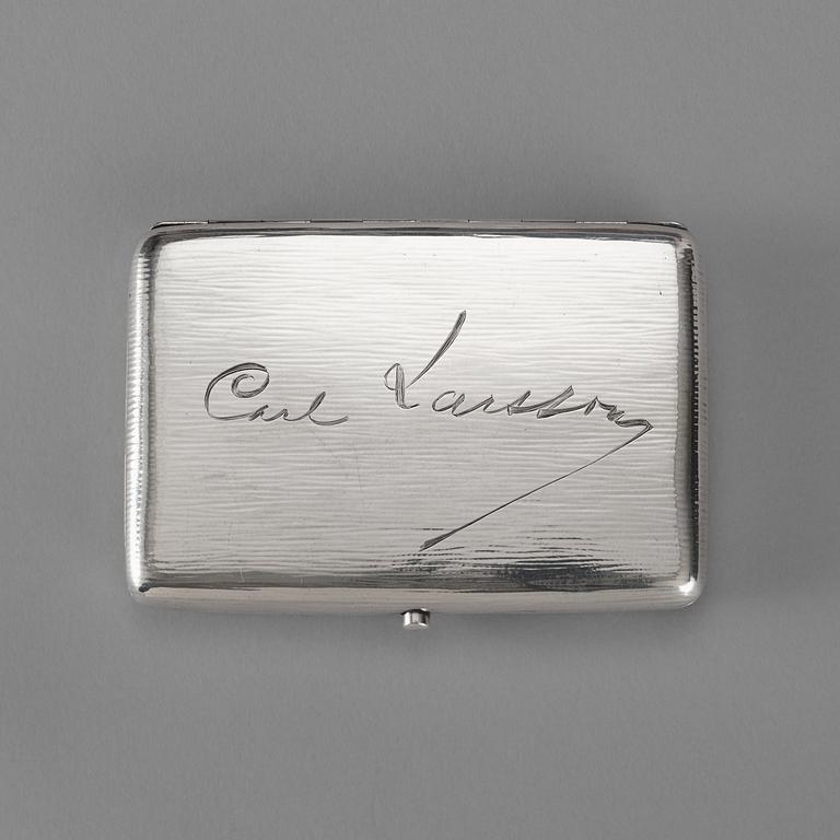 CIGARETTETUI, av C.G. Hallberg, Stockholm 1901. Med gravyren: Carl Larsson/Zorn.