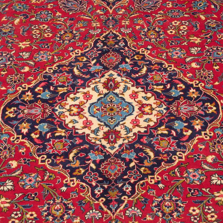 A carpet, Kashan 410 x 296 cm.