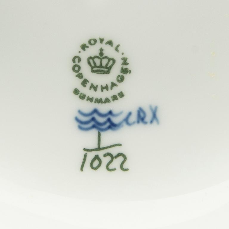 Bowl on foot Musselmalet Helblonde Royal Copenhagen 1974-78 porcelain.