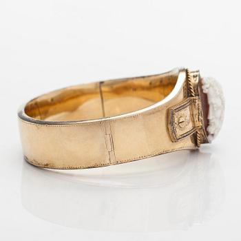 An 8K gold bracele with a cameo.