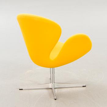 Arne Jacobsen, armchair "The Swan" for Fritz Hansen dated 2004.