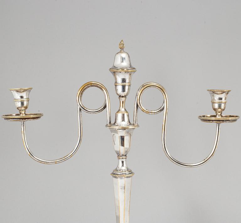 Kandelabrar för tre ljus, ett par, försilvrad mässing, 1800-talets början.