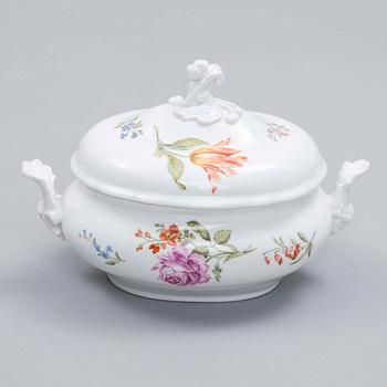 TERRIN MED LOCK, porslin, Meissen, 1900-tal.