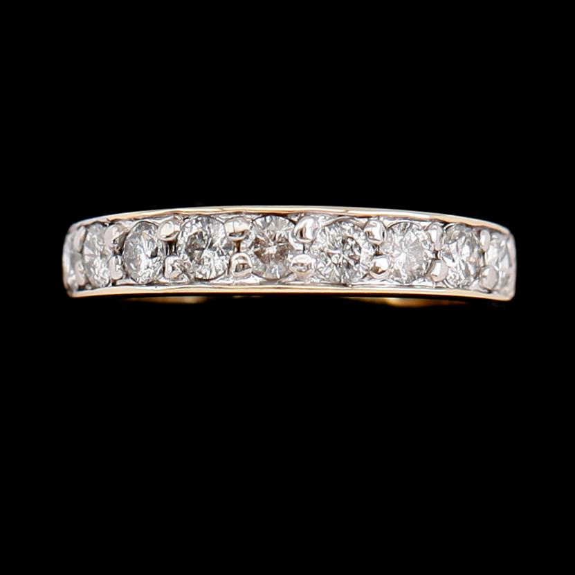 RING, 10 k guld, 9 briljantslipade diamanter tot ca 1.00 ct.