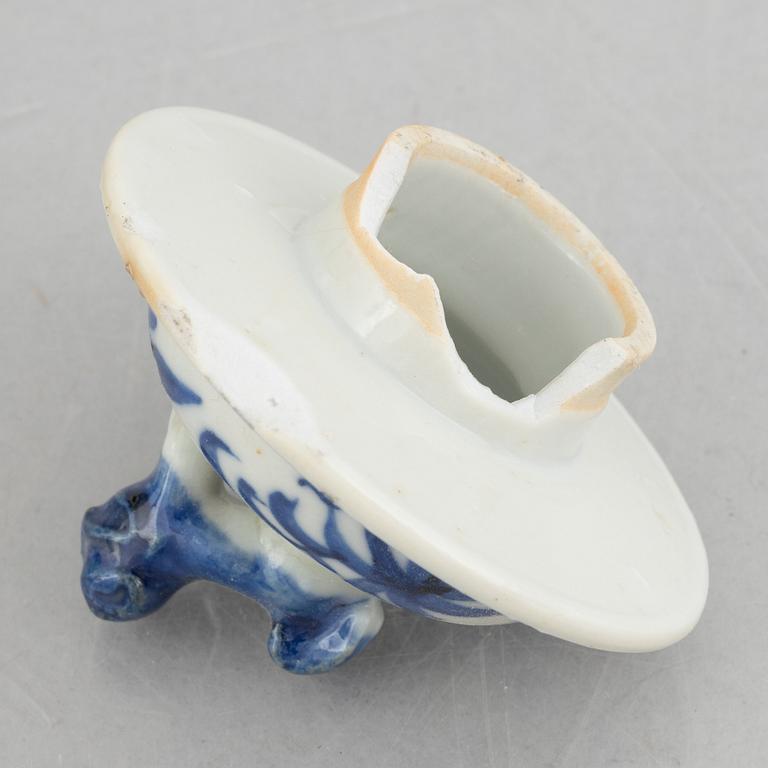 A Chinese vase and an urn with cover, the Qing dynasty, 19th century.