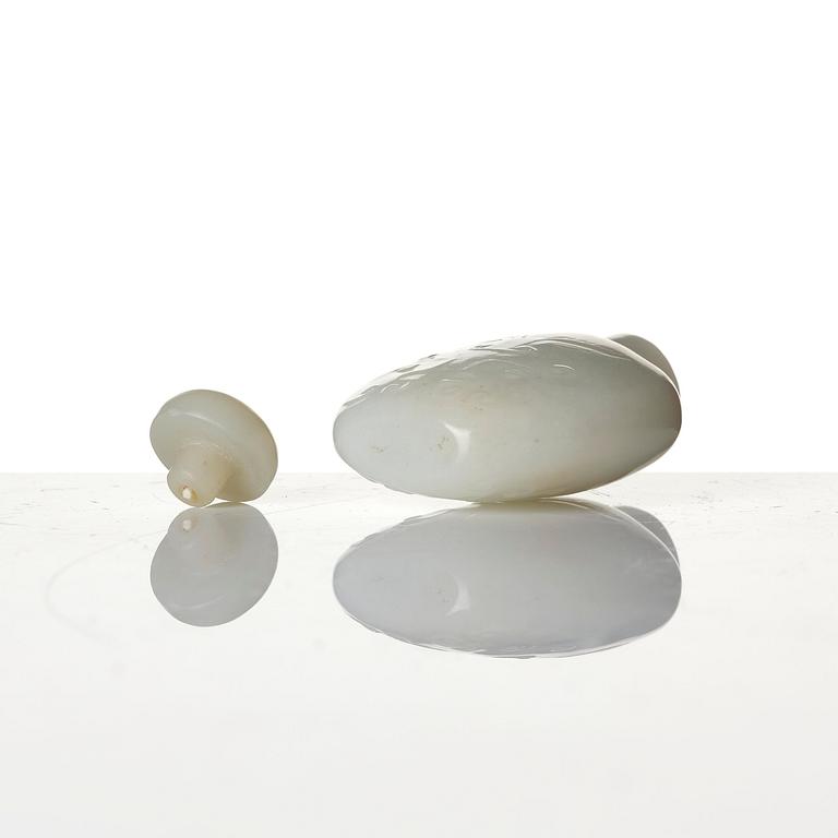 A white nephrite snuff bottle with stopper, Qing dynasty (1644-1912).