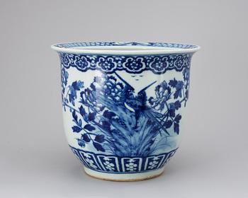 A blue and white urn. Late Qing.