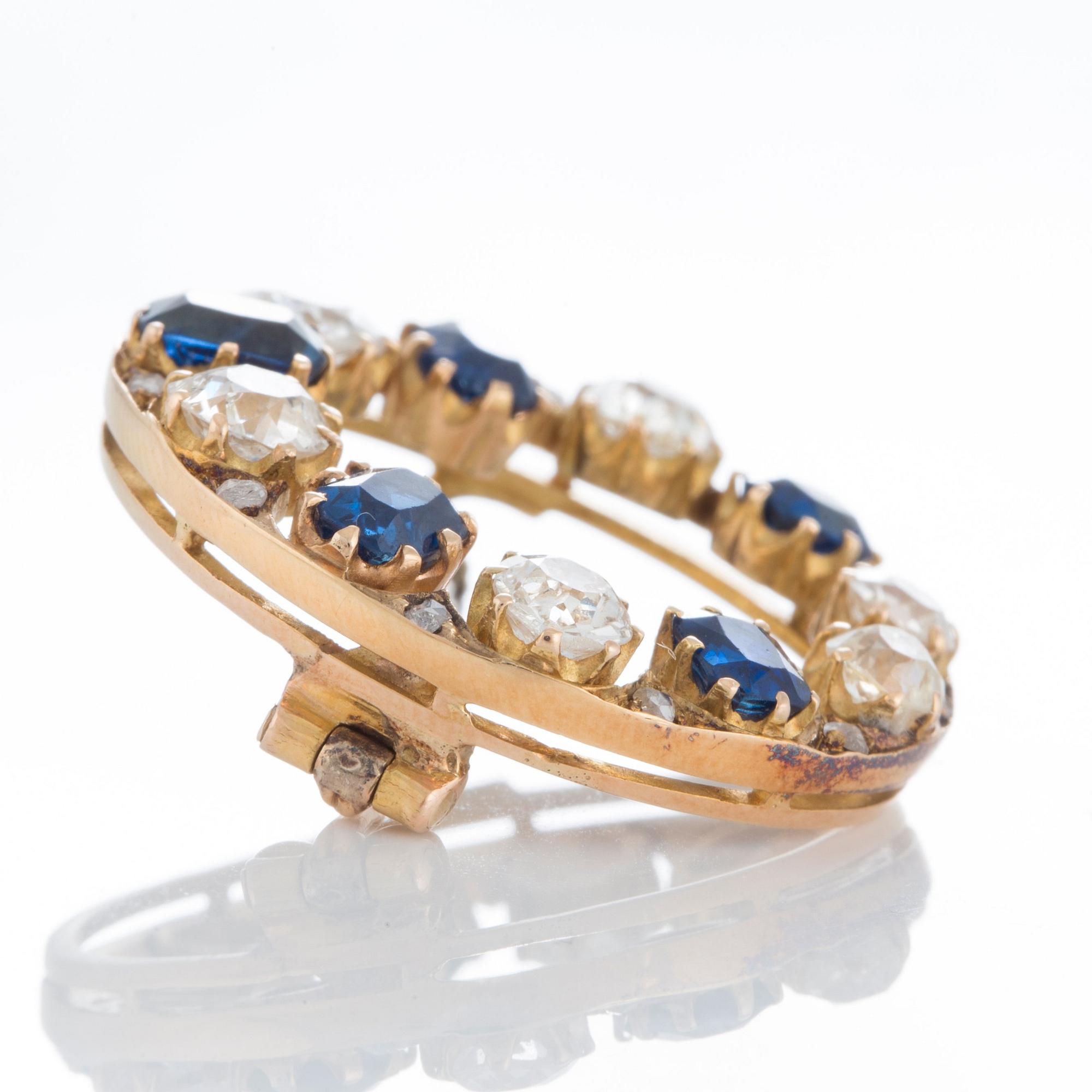 Brosch med gammal- och rosenslipade diamanter total vikt ca 2.50 ct och fasettslipade safirer.