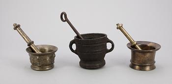 MORTLAR, mässing  och gjutjärn, 3 st, 1600/1700-tal.