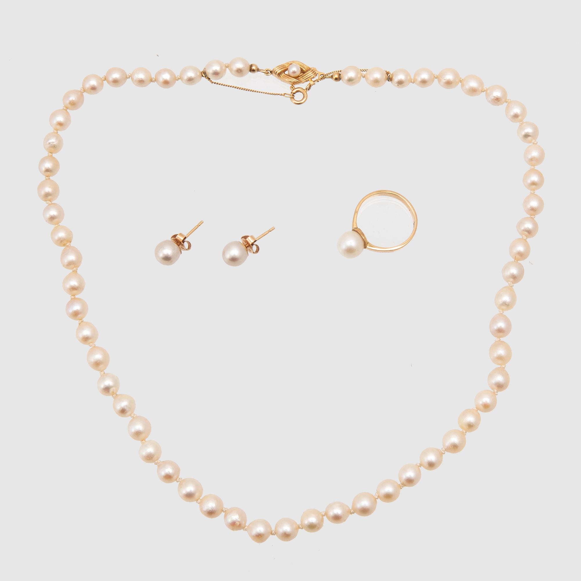 Halsband, ring samt örhängen odlade pärlor och 18K guld.
