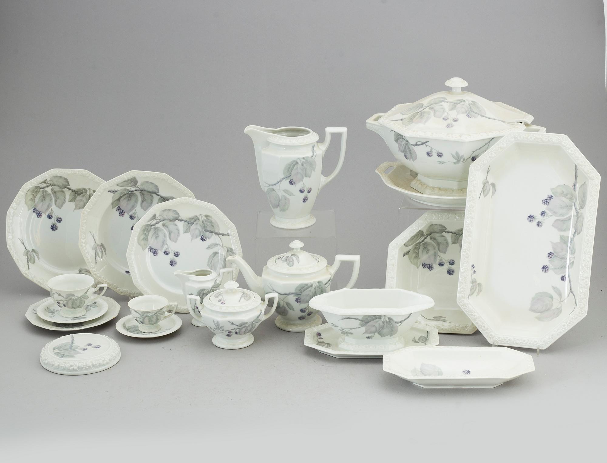 MAT- samt KAFFE/TESERVIS, 114 delar, porslin. Rosenthal, "Maria Björnbär", 1900-talets andra hälft.