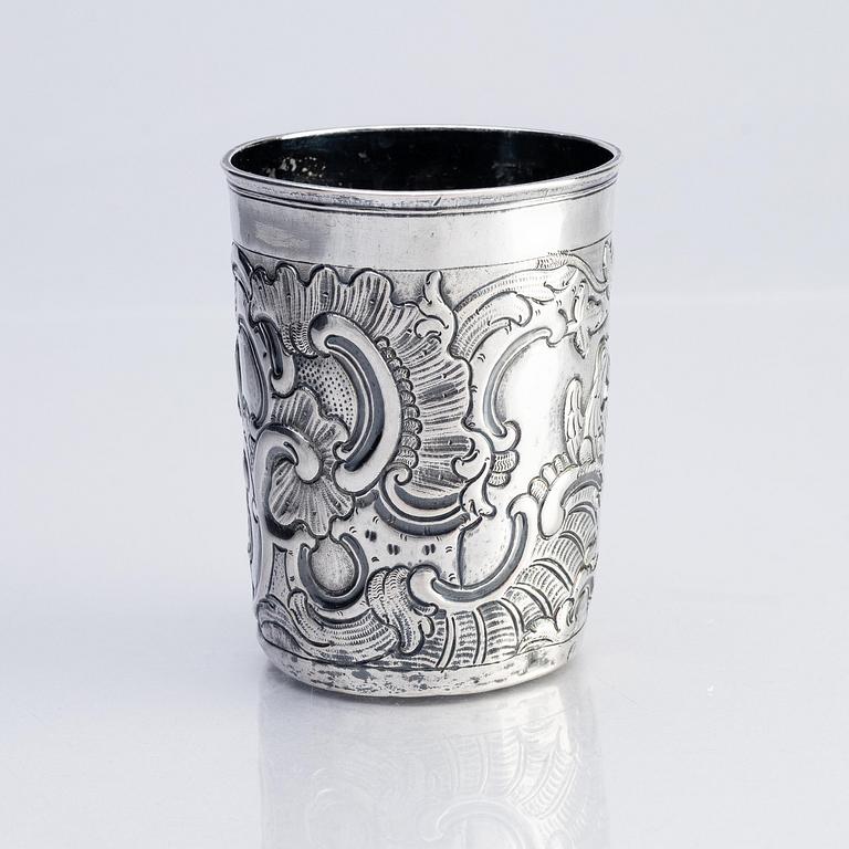 Bägare, silver, möjligen Pyetr Semenov, okänd kontrollmästare B.A (verksam 1760-1794), Moskva 1767.