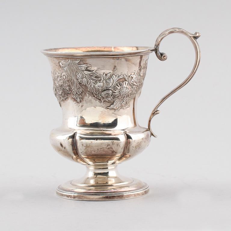 BÄGARE, silver, London 1829. Vikt ca 219 g.