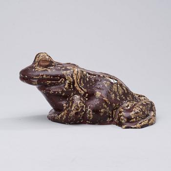 A Michael Schilkin stoneware sculpture of a frog, Arabia, Finland.