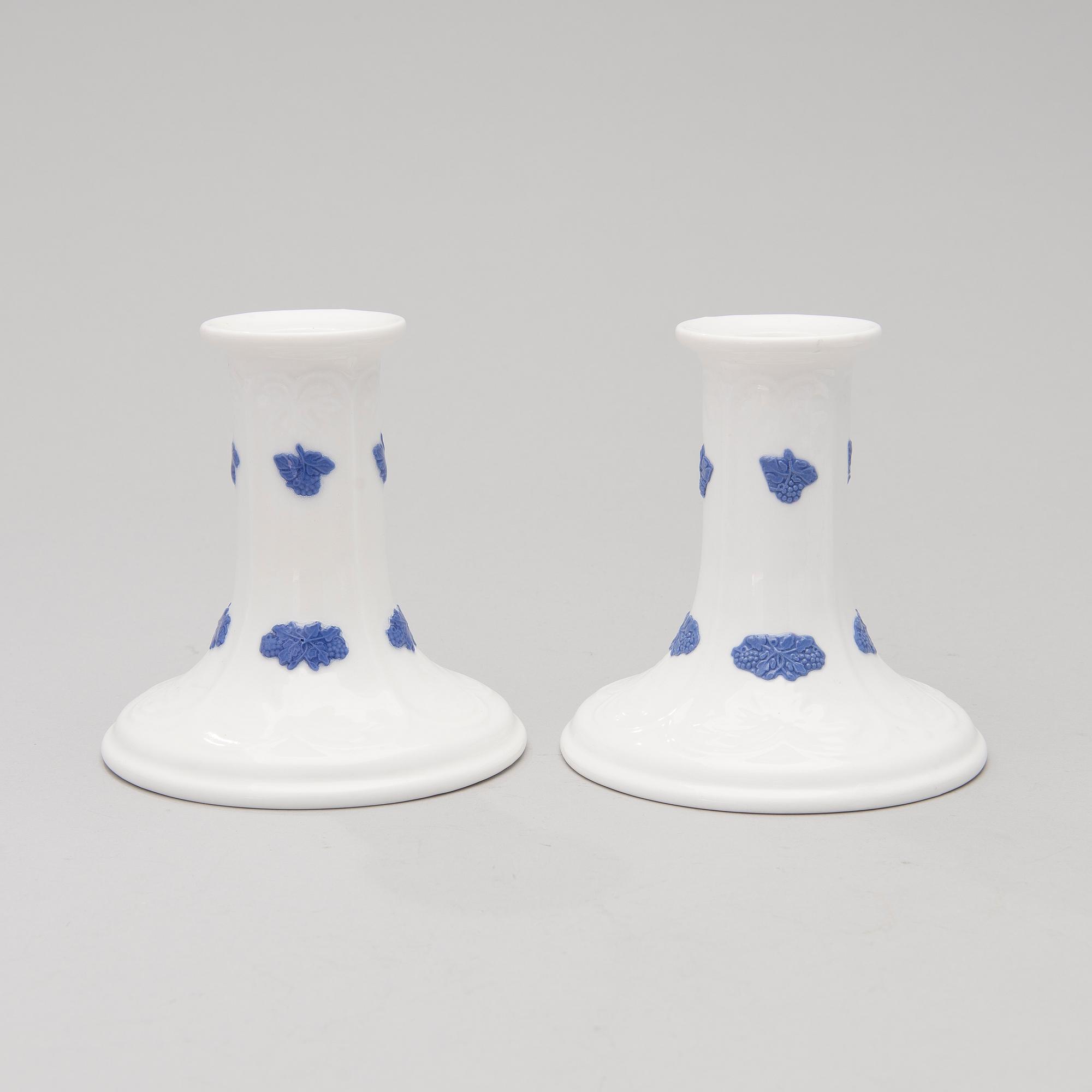 A 43-piece porcelain dinnerware set, "Blå blom", Gustavsberg.