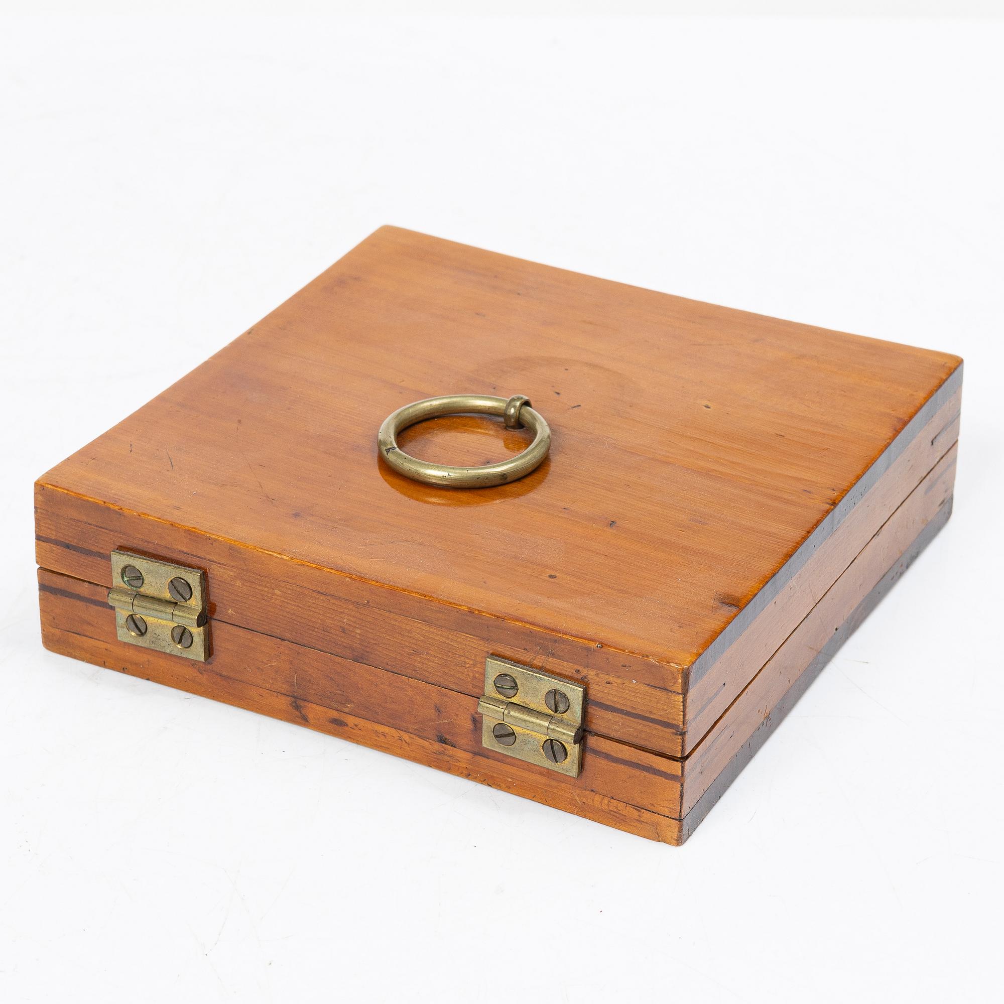 Compass, by Johan Gustaf Hasselström, instrument maker in Stockholm 1775-1812.