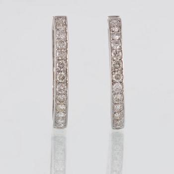 ÖRHÄNGEN, 18K vitguld med 52 briljantslipade diamanter ca 2,6 ct. Vikt 11,3 gram.