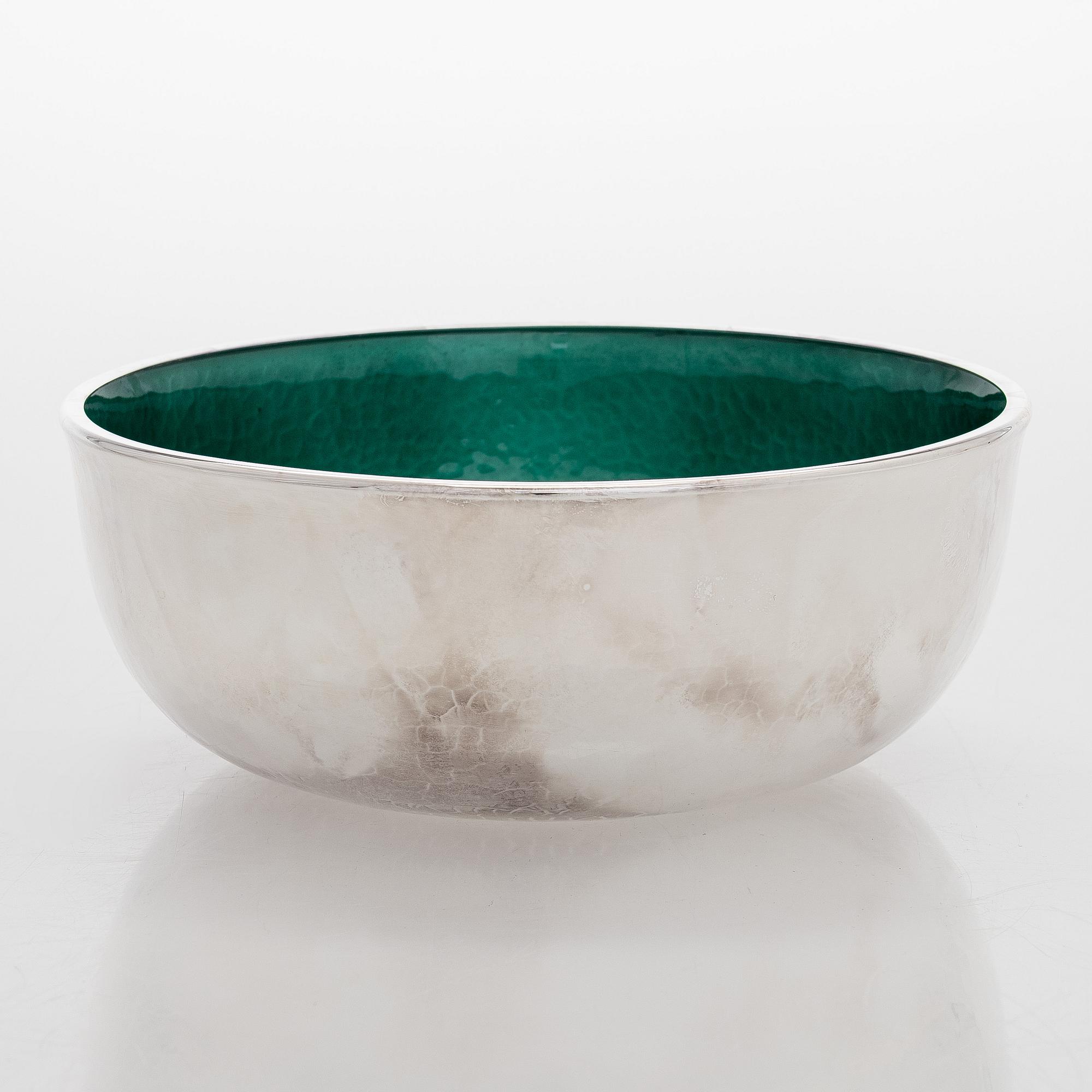 A. Tillander, skål, sterlingsilver och emalj, Åbo 2005.