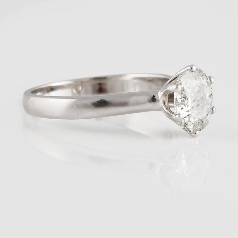 RING, 18K vitguld med äldre briljantslipad diamant ca 1.30 ct. Vikt 3,1 gram.