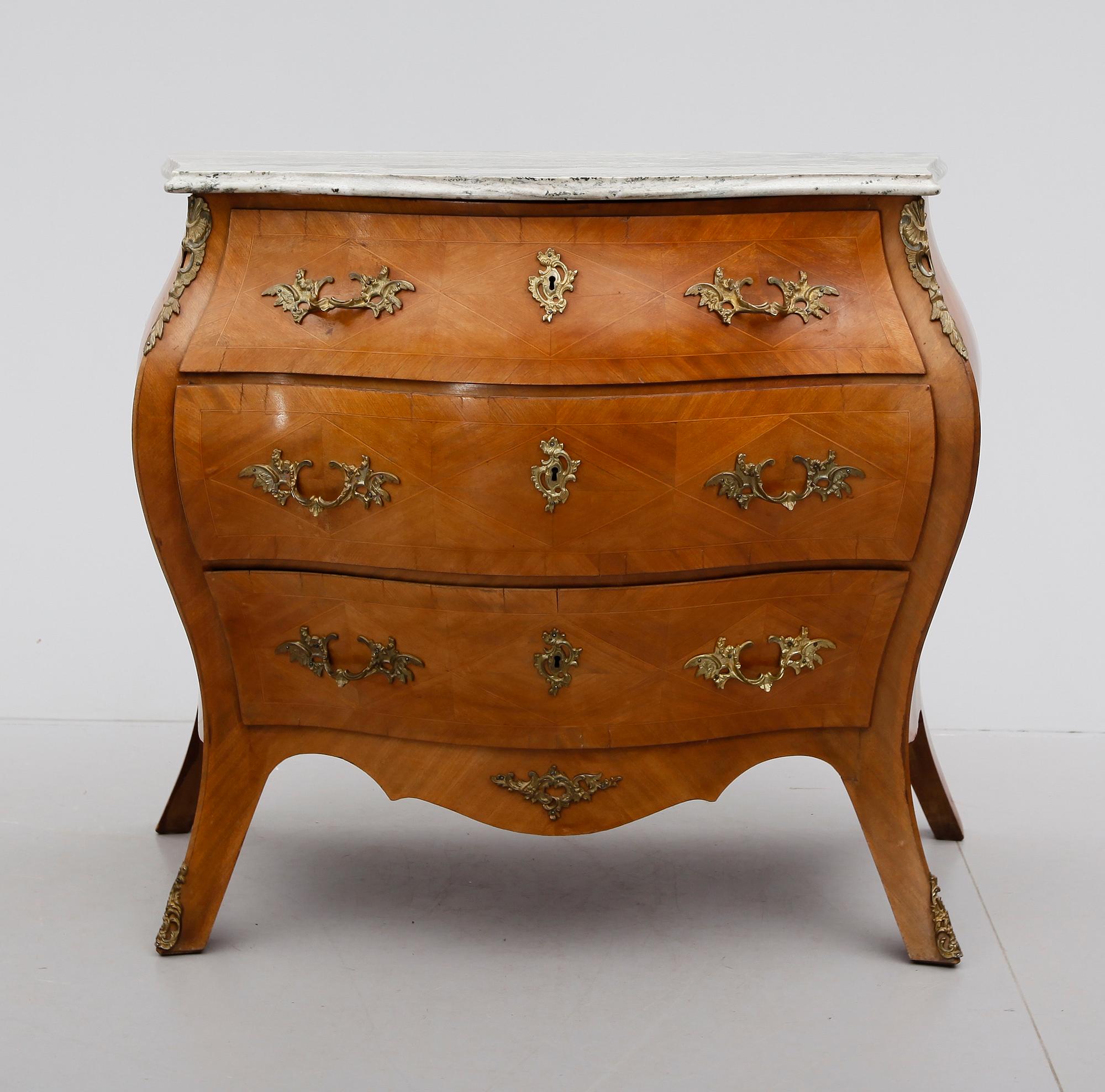 BYRÅ, rokokostil, 1900-talets mitt.