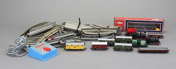 SAMLING MÄRKLIN, samt miniatyrbyggnader, 1900-talets mitt. Inklusive passagerarvagn av LIMA.