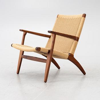 Hans J. Wegner, Fåtölj, "CH25", Carl Hansen & Søn, Danmark omkring år 2020.