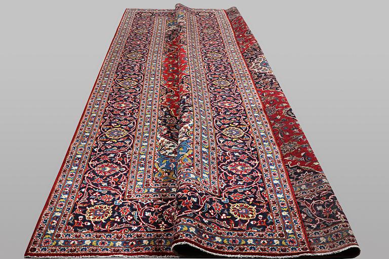 A carpet, Kashan, ca 497 x 298 cm.