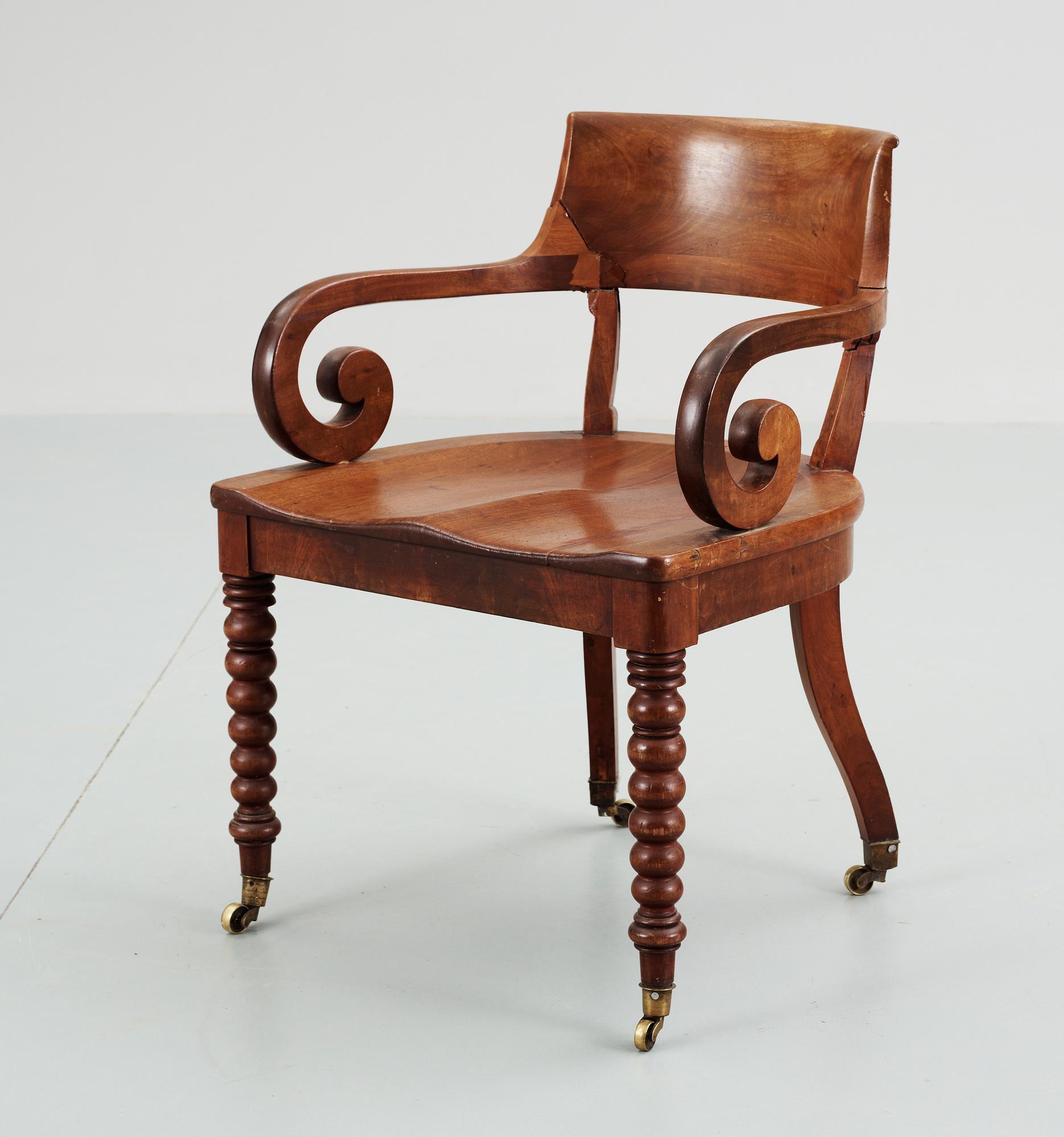 KARMSTOL, mahogny. Karl Johan, 1800-talets första hälft.