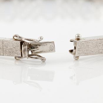 Bracelet, 18K white gold with sapphires and brilliant-cut diamonds.