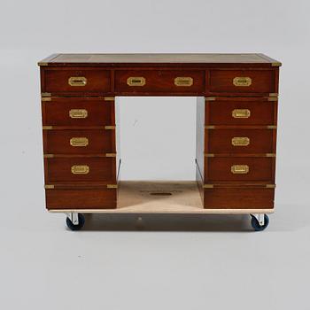 SKRIVBORD, Engelsk stil, 1900-talets andra hälft.