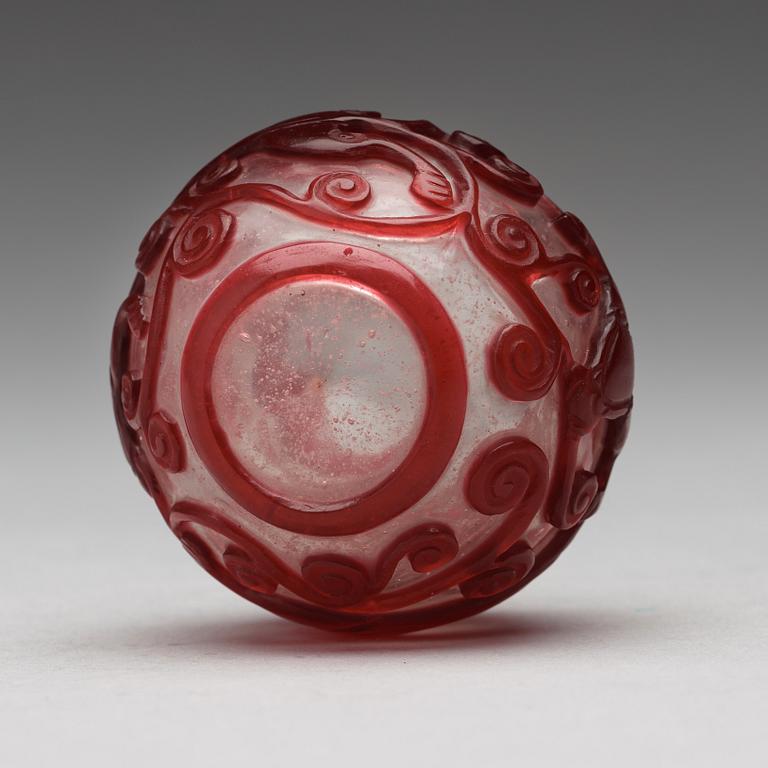 A peking glass brush-water pot, circa 1900.