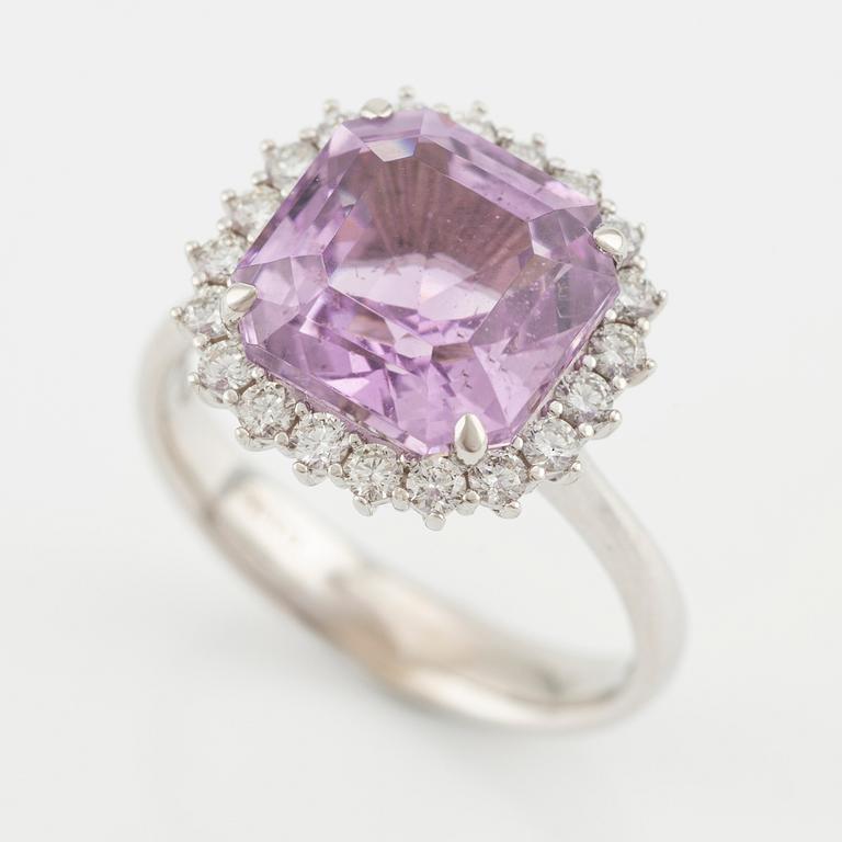 Ring 18K guld med en fasettslipad kunzit och runda briljantslipade diamanter.