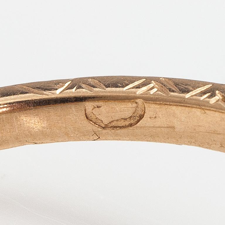 A 13-14K gold ring with a synthetic spinelle and rose-cut dimaonds.
