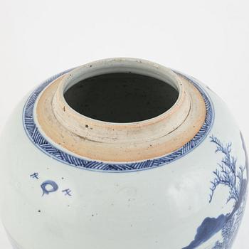 A blue and white Chinese porcelain jar with a wooden cover, Qing dynasty, 19th century.