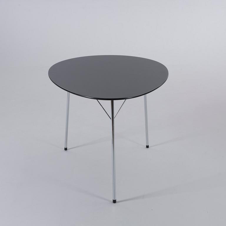 ARNE JACOBSEN, A SET DININGTABLE AND 3 CHAIRS BY ARNE JACOBSEN.  Produced in 2002 by Fritz Hansen in Commemoration 100 yrs.