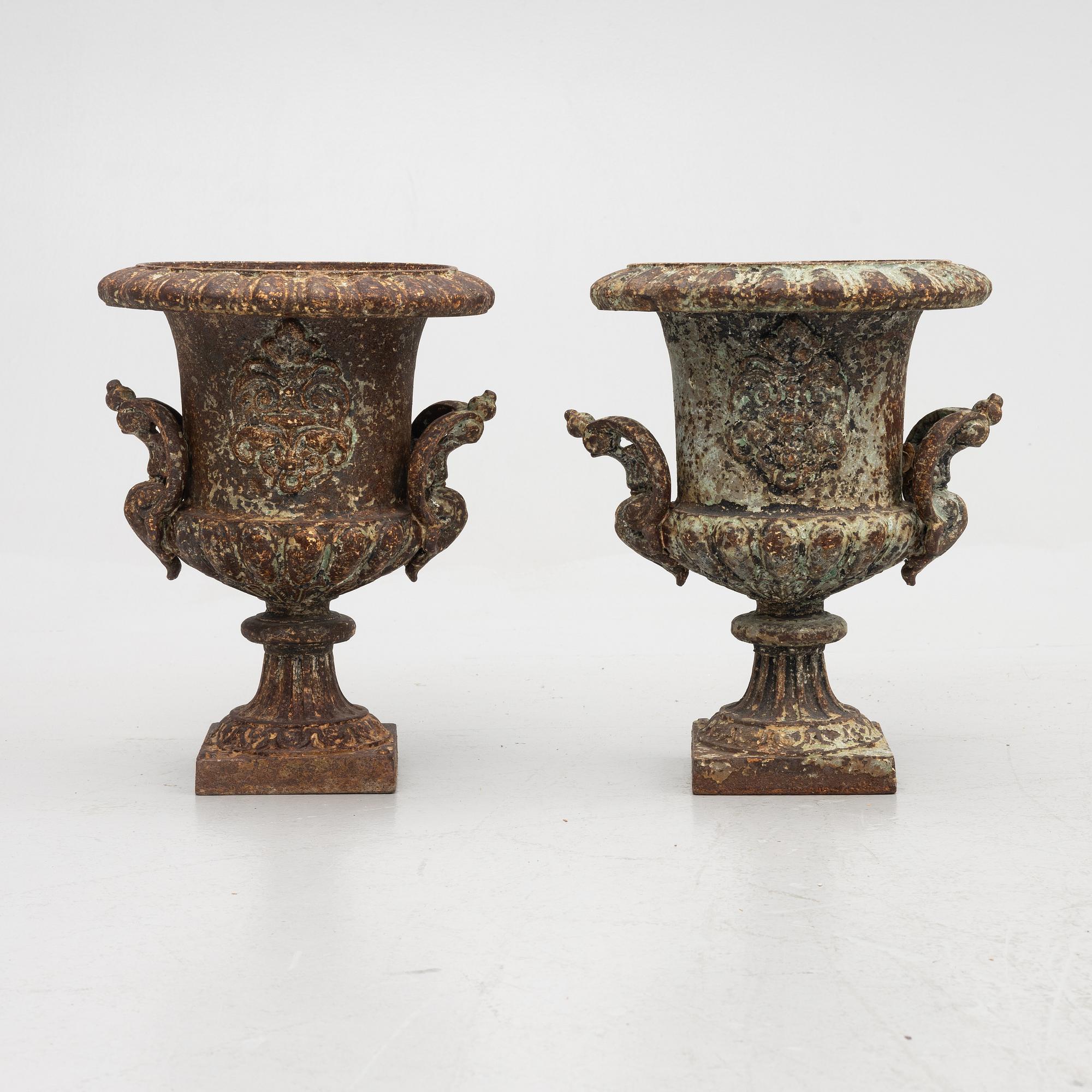 A pair of garden urns, 20th century.