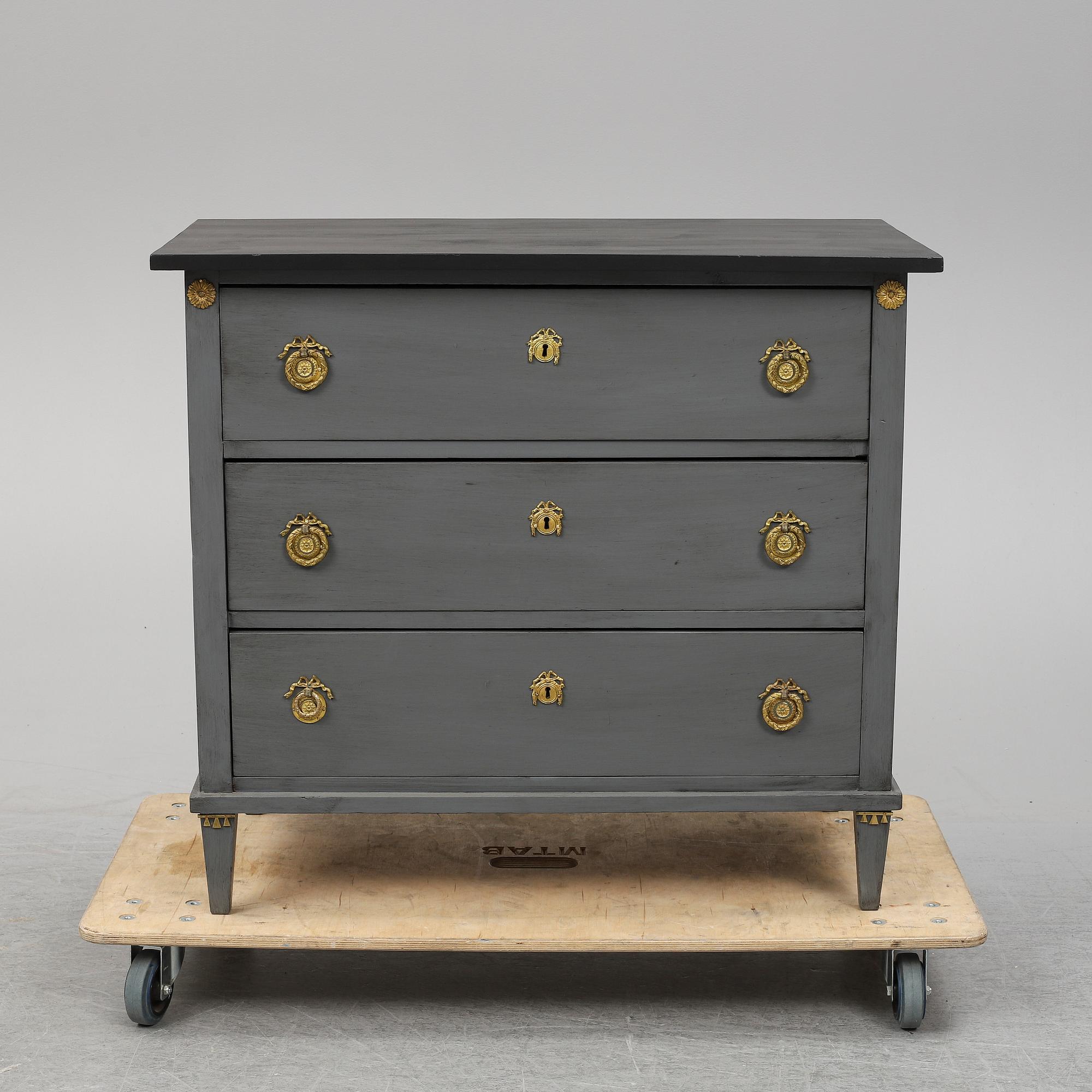 An early 20th Century painted Gustavian style chest of drawers.
