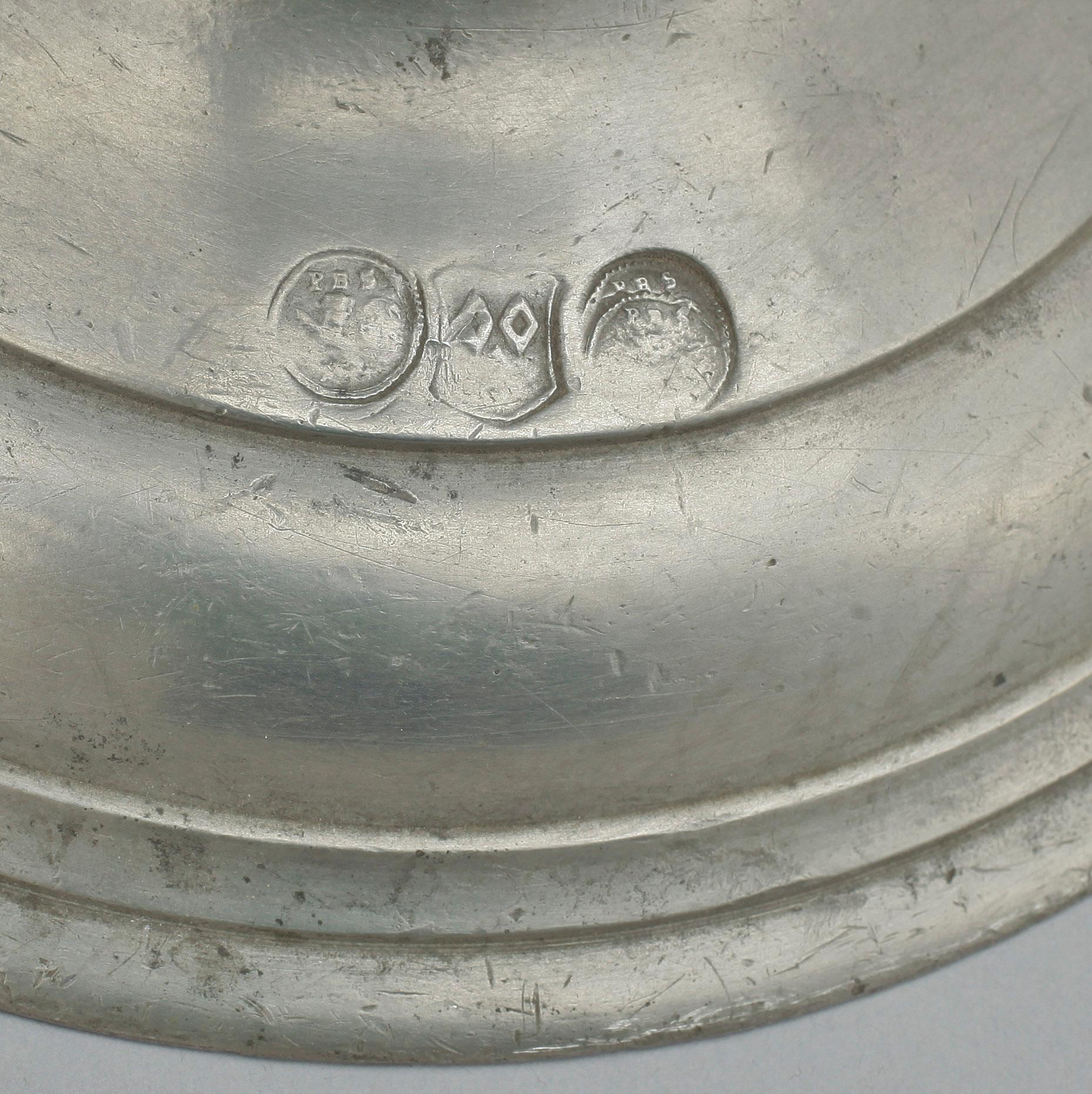 SKRÅBÄGARE, tenn, troligen Tyskland, bär datering 1713, 1800-tal.