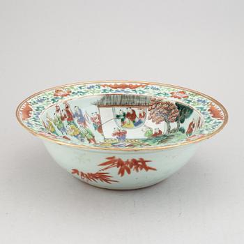 A famille rose basin, Qing dynasty, circa 1900.