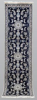 Gallerimatta, Nain, ca 290 x 78 cm.